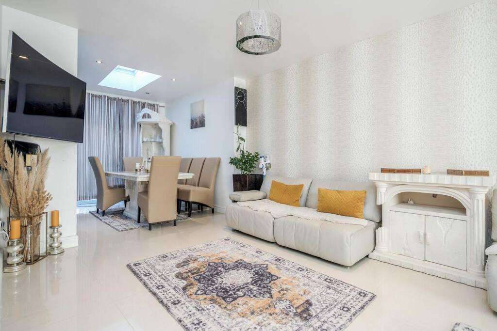 Spacious 5 Bed, 2 Bathrooms House With A Private Garden Hébergement de vacances *