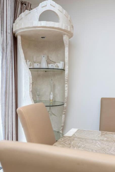 Spacious 5 Bed, 2 Bathrooms House With A Private Garden Hébergement de vacances *