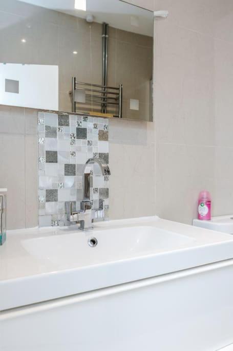 Spacious 5 Bed, 2 Bathrooms House With A Private Garden Hébergement de vacances *