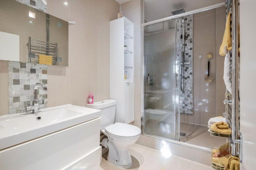 Spacious 5 Bed, 2 Bathrooms House With A Private Garden Hébergement de vacances *