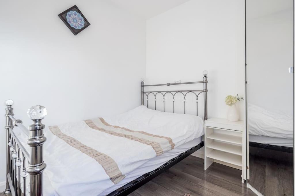 Spacious 5 Bed, 2 Bathrooms House With A Private Garden Hébergement de vacances *