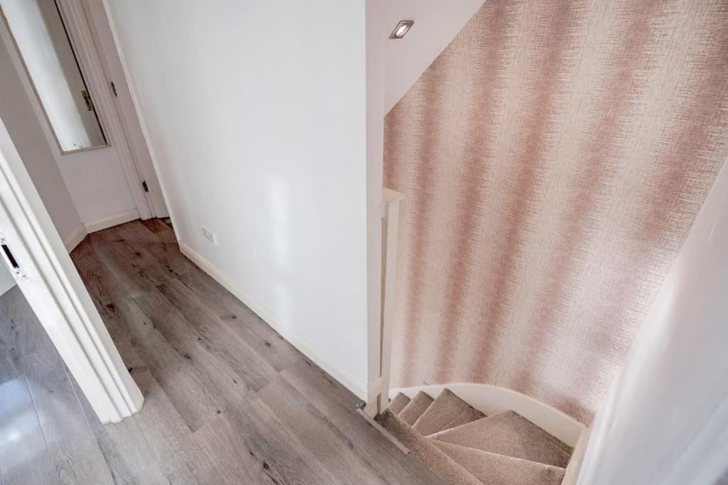 Spacious 5 Bed, 2 Bathrooms House With A Private Garden Hébergement de vacances Londres